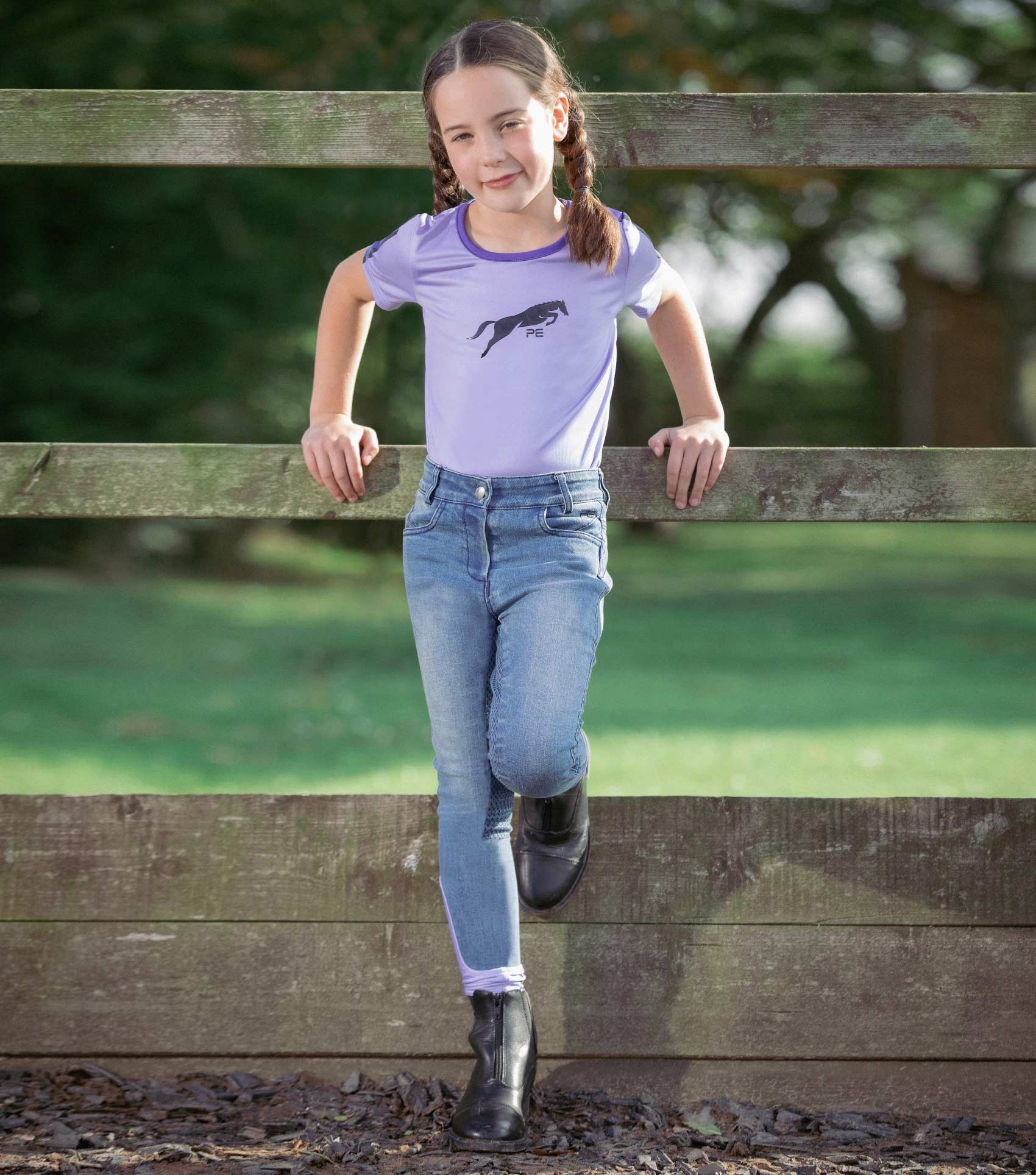 Little girls shop in tight jeans